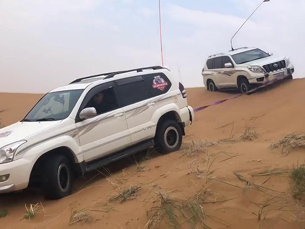 沙地救援現(xiàn)場(chǎng)：拖車(chē)如何將陷車(chē)“拔出”泥潭