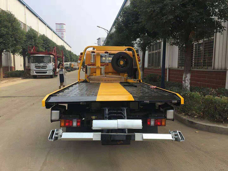 饒河汽車雪地困境救援：專業(yè)團(tuán)隊(duì)緊急出動(dòng)，助您脫困！